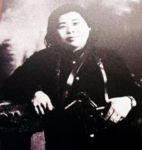 “你们先撤，20个伤员留给我！”1940年，19岁女军医对大部队挥手说道。然而，