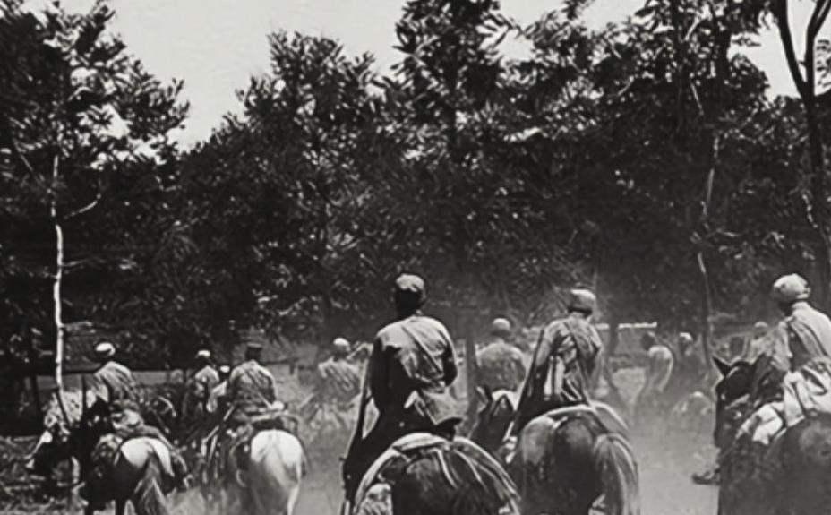 1940年，八路军政委王季龙骑马时，忽然发现山梁上有闪光，他心头一震，表面上却若