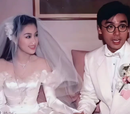 看到章小蕙1988年的婚纱照，明白钟镇涛当年为啥一见钟情，太美了！

明艳大气耀