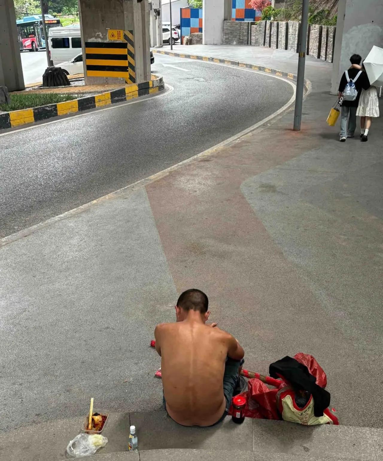 希望这位大哥早日迈过难关[祈祷]