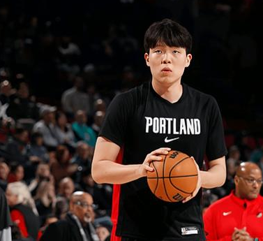 杨瀚森连续5场被DNP，开拓者不敌活塞。NBA常规赛，开拓者主场迎战活塞，这场比