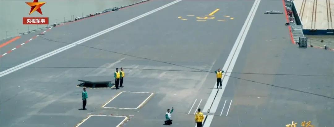 首次公开，福建舰“电磁弹射器”近景照！
跟尼米兹级那种复杂庞大蒸汽弹射器相比，福