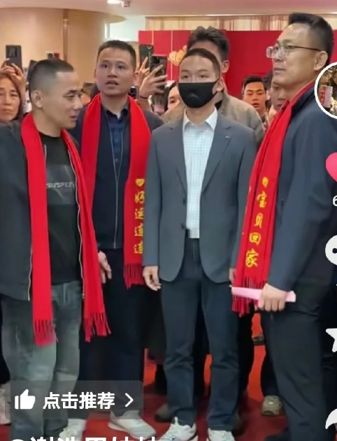 你看谢浩男往那一站，显出妥妥的军人气质，站在人群中的C位置上，感觉像电视剧里演的