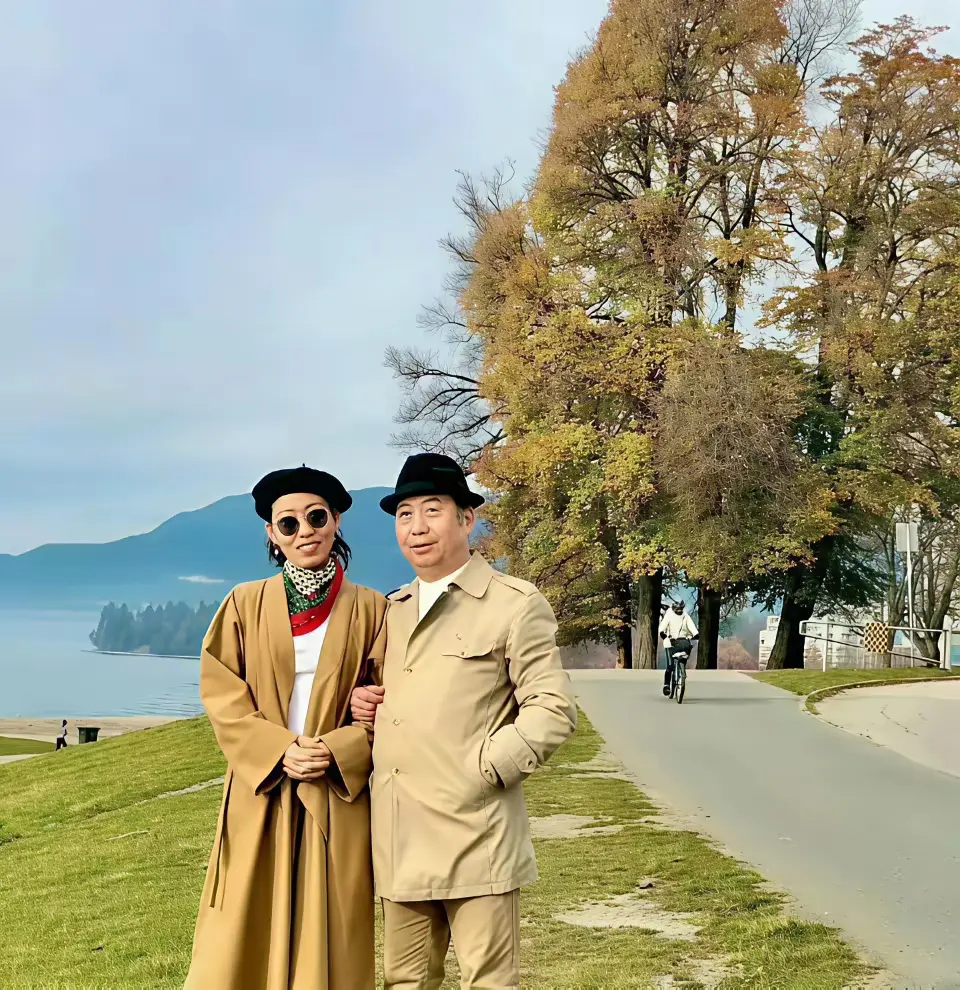 黑龙江的一定认识这两人
两个人在加拿大潇洒快活，只留她妈在国内蹲大牢。