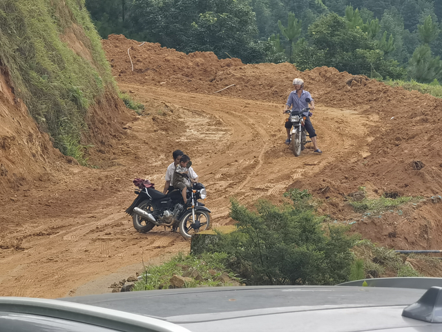 宋Plusdmi爬坡能力相当低
今天打算去玉林地区的四胜顶去玩。开到接近山顶的时