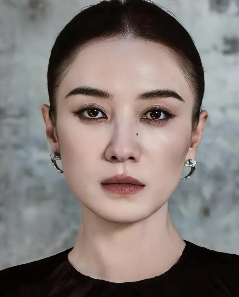 44岁的宋佳

离人生大赢家还差两步

生活上，她结婚了，也成家了，但是