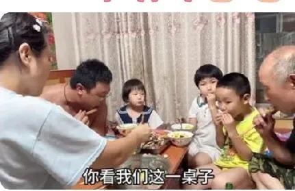 今天玉酱的视频让人看了心里酸酸的，一家人吃饭就少了老妈，弟媳出镜了，挺漂亮的。