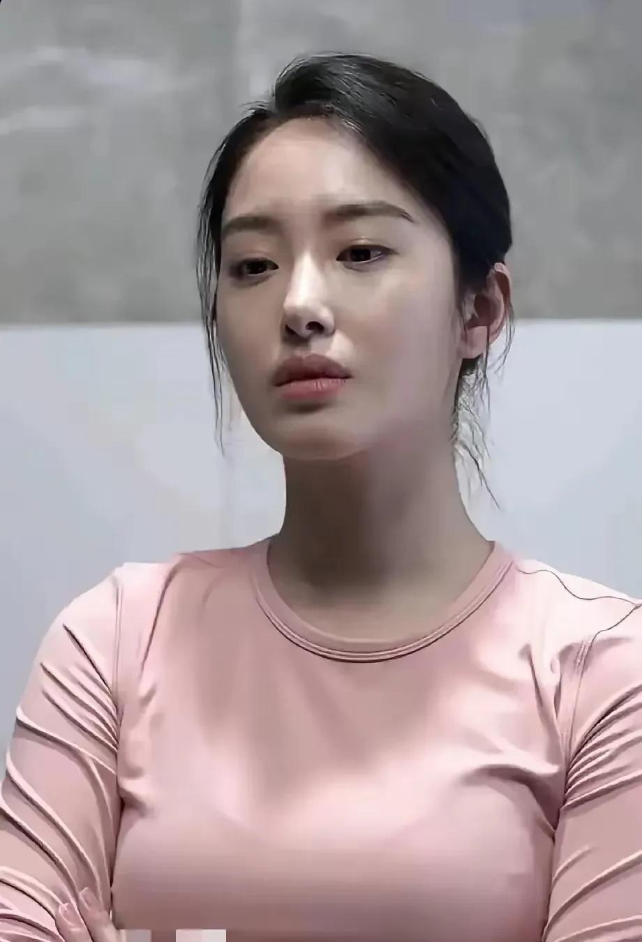 杨采钰在《芳华》里演得真不错！不靠夸张表演，也没化大浓妆，就用最自然的状态把角色