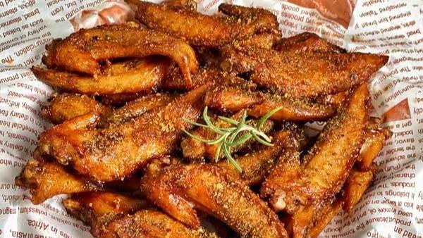 香辣鸡翅尖：追剧必备小零食，简单炒炒就过瘾！​