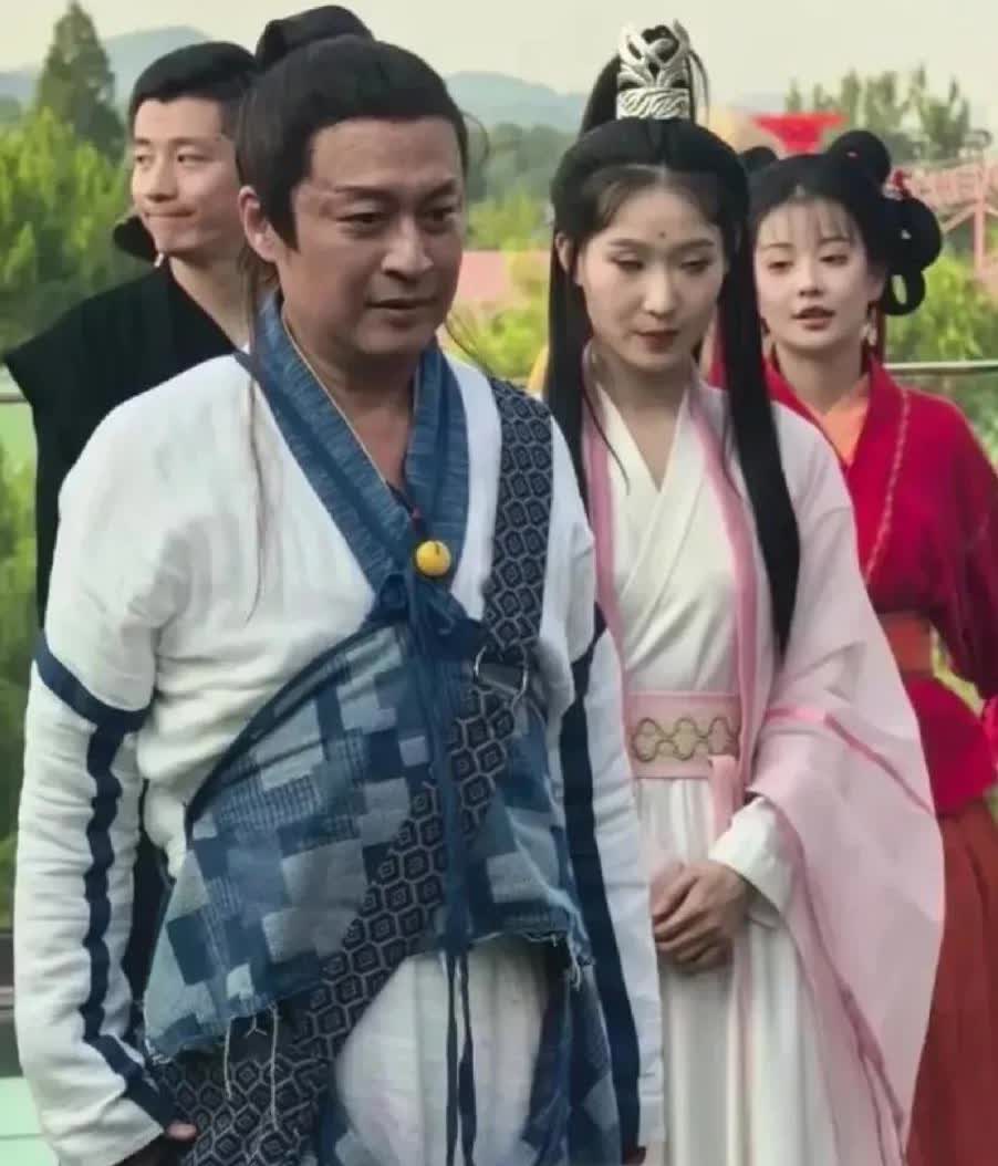 果然是男人才会心疼男人
巴菲特曾说，男人赚钱并不会让自己更快乐，只会让家人更快