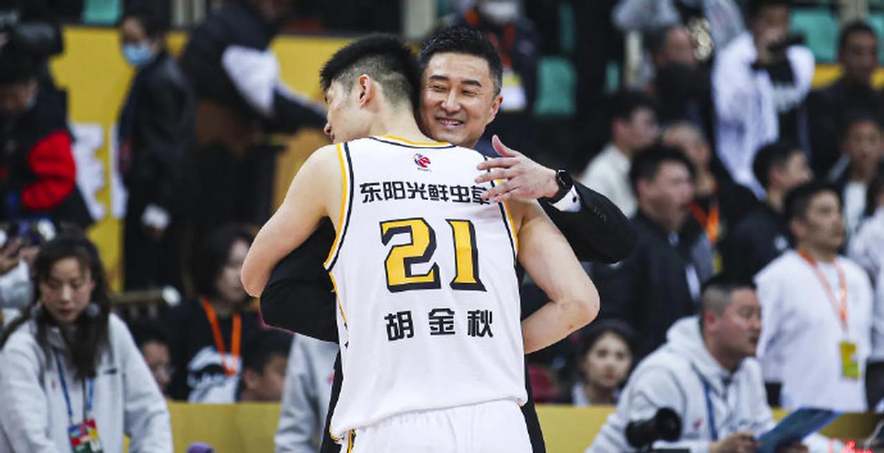盘点胡金秋各项数据和荣誉——实在是强！
常规赛MVP——2次，他也成为了CBA历