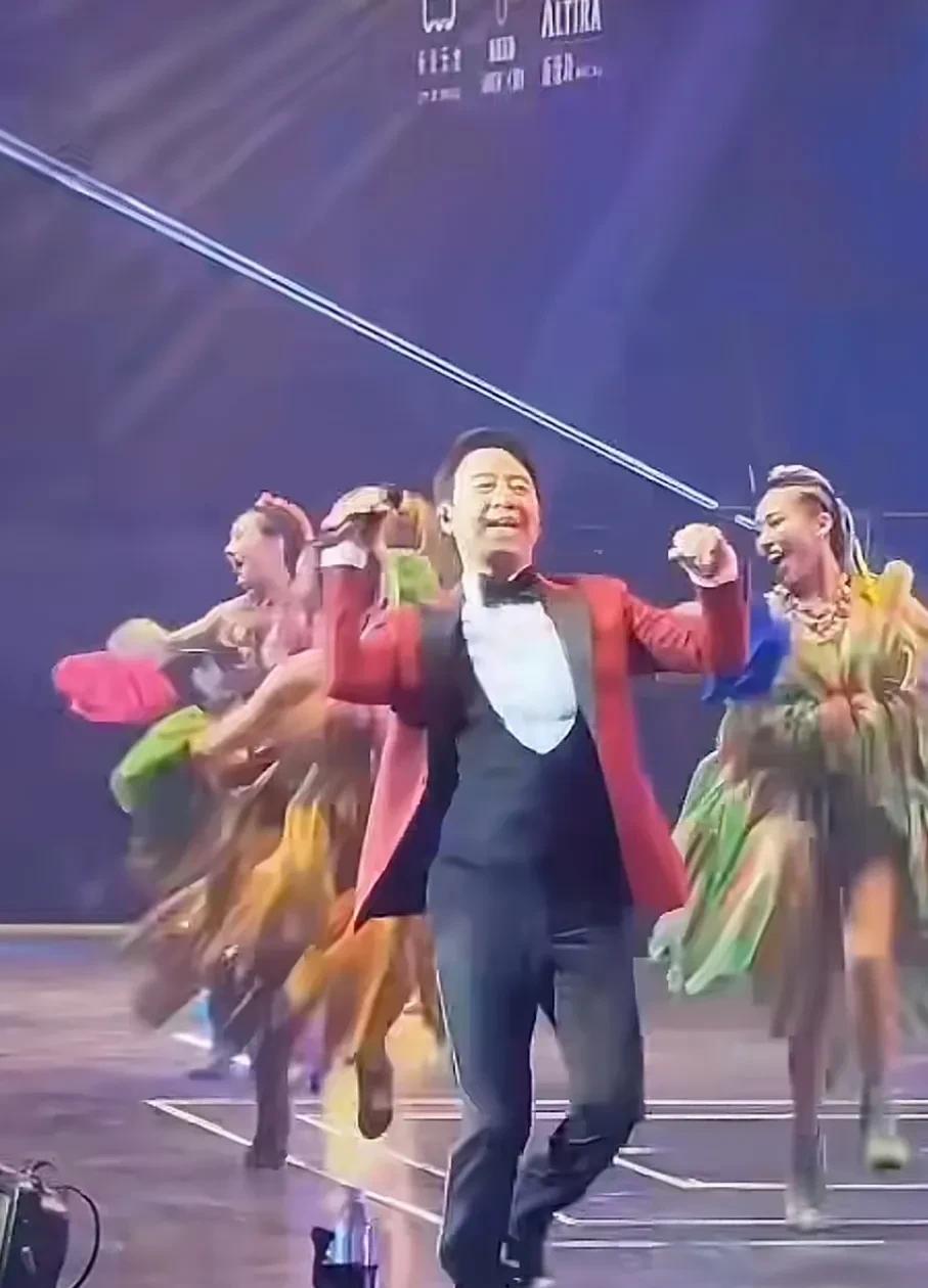 四大天王中最帅的黎明如今越来越发福了，本来黎明是四人中最高大帅气的，他有1.8米