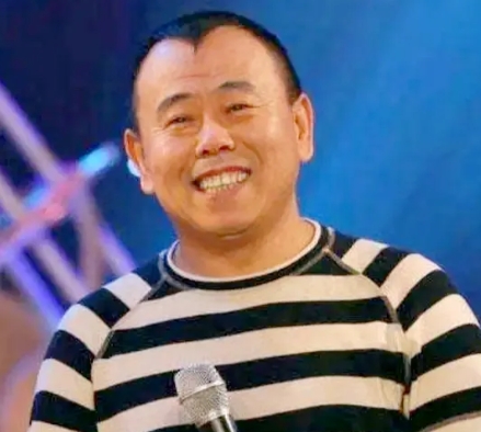 1996年，潘长江走红后，大摇大摆地跟妻子杨云提出离婚。杨云拍桌子怒怼：“当年医