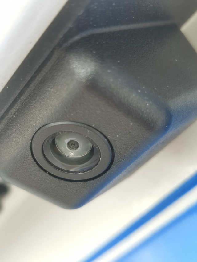 威朗progs倒车摄像头进水
洗车后跑了一段高速，发现倒车摄像头有水汽。
进行索