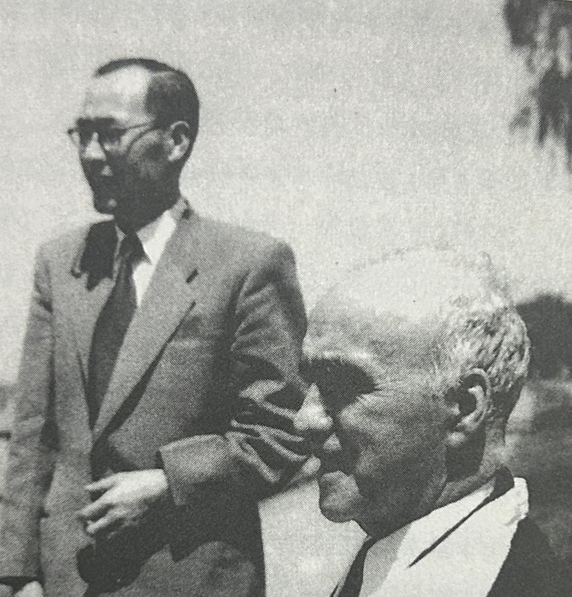 1950年，傅泾波将患了中风症的司徒雷登接到华盛顿自家寓所中的老照片。两人亦师亦