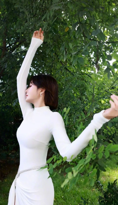 秦岚真的是女神级别的，好看！我也想让秦岚给我撒娇