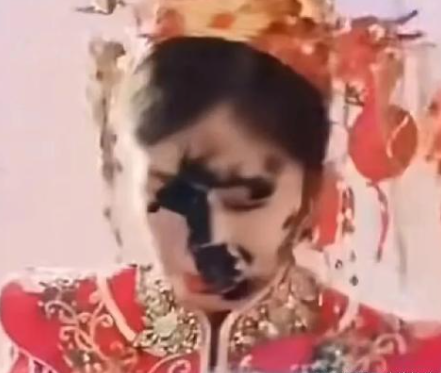 “气的悔婚！
山东济宁一家酒店里。本来是喜气洋洋的婚礼，大家都挺期待，结果场面突