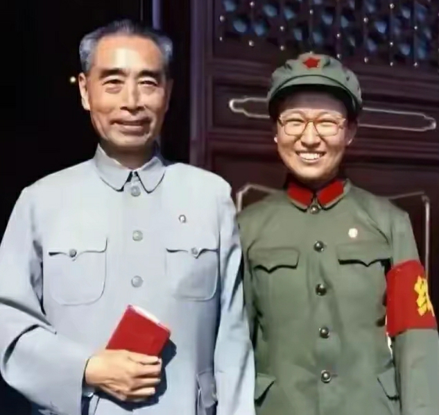 1966年老照片。知道穿军装的人是谁吗？