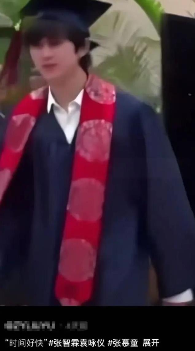 张智霖袁咏仪的18岁儿子张慕童毕业啦！视频里，身高超180的魔童一身学士服，站在