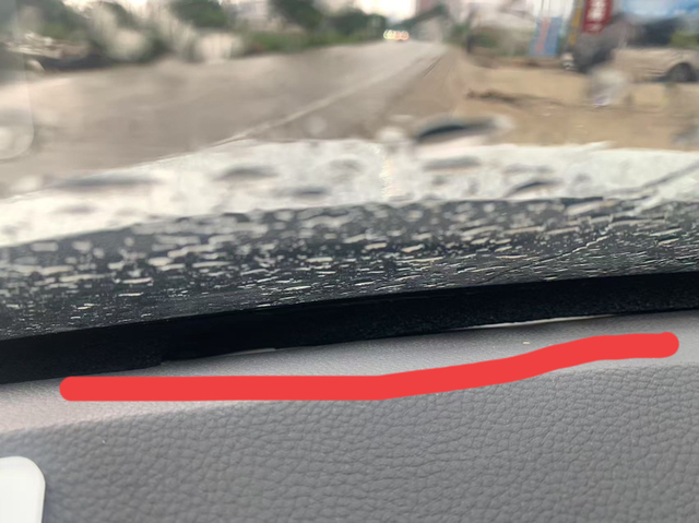 2023年的11代思域驾驶中控台塌下去
在主驾驶这边中控跟前挡玻璃分离，海绵断开