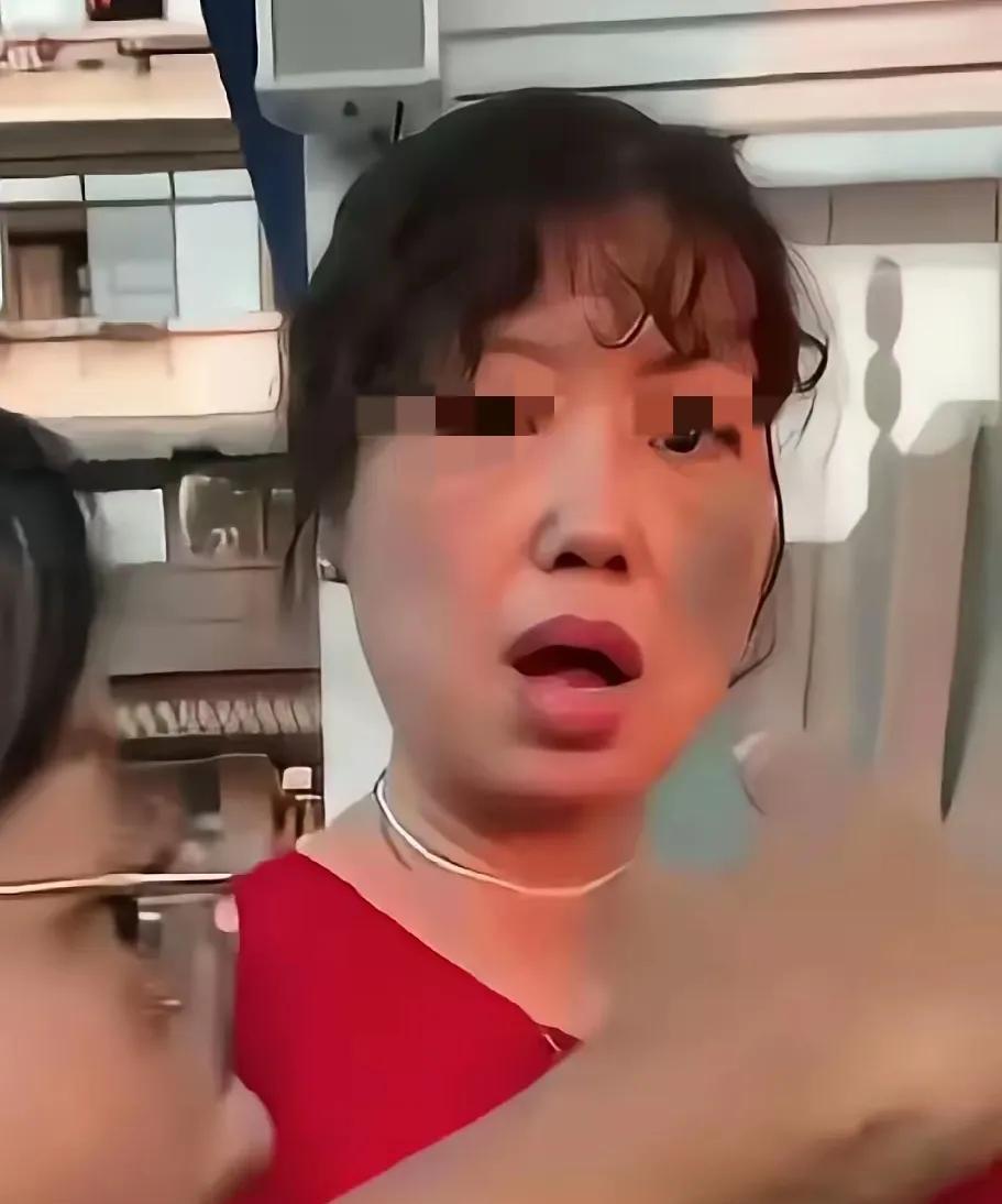 好像遇见过这位红衣女
就在重庆洪崖洞
虽然，穿着不一样
但曲卷的头发，怒目圆睁的
