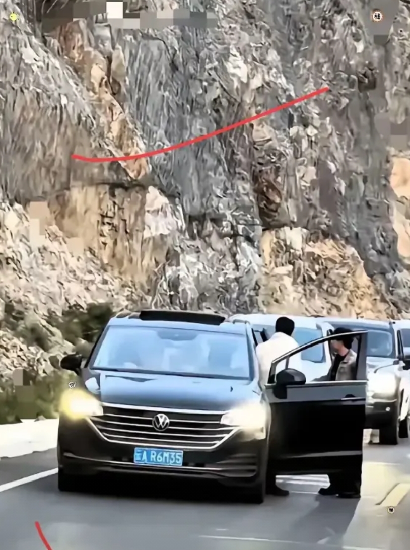 独库公路上，那辆车无端成了众矢之的。几个青年一时兴起的恶作剧，如燎原之火，让车在