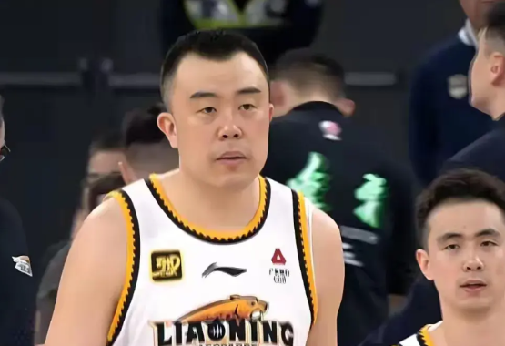 现在造谣成本都这么低吗？辽宁男篮主教练杨鸣在赛后发布会已经明确表示，韩德君的伤势