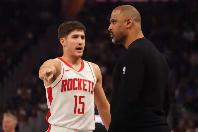 火箭险胜太阳，两个人的迷之操作球迷直呼不满。

第一，谢泼德连续两个回合传给阿杜