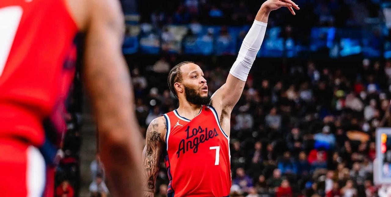 NBA记者Jake Weinbach发推，谈到了目前市场上无人问津的侧翼球员阿米