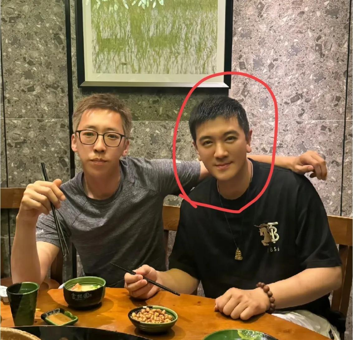 五一，杨子和留几手又约一起了。
人家问，怎么不带上李行亮啊！
留几手心里嘀咕:他
