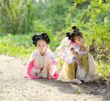 双胞胎:
1、双胞胎兄弟，如是阳日干，则哥哥比弟弟强一点。如是阴日干，则弟弟比哥