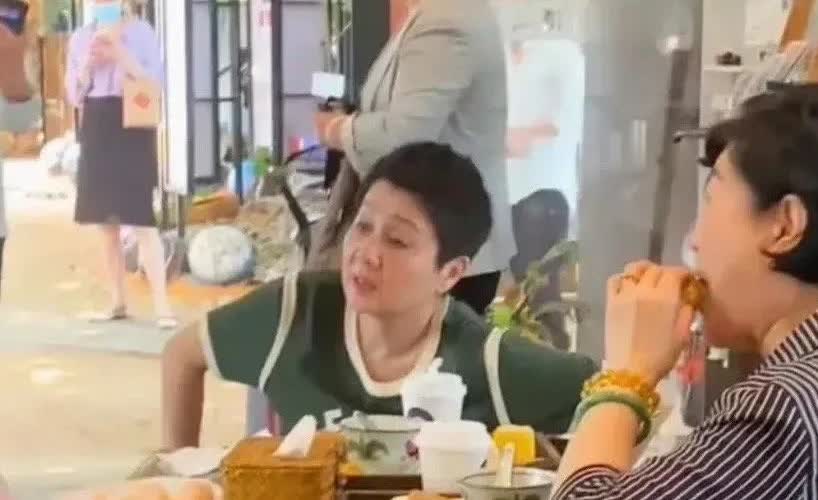赌王过世后，其四太梁安琪（禤伟玲）才开始真正为自己而活。此前她常着短裙高跟鞋、满