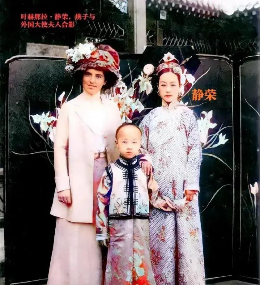 下图照片中的清朝贵族女子，是慈禧的侄女叶赫那拉·静荣，她曾被认为是企业家张兰的姥