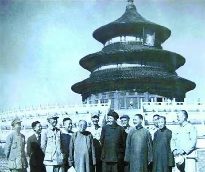 1949年9月，大清官员陪同毛主席游玩天坛，突然毛主席问大清官员：“见过几次慈禧