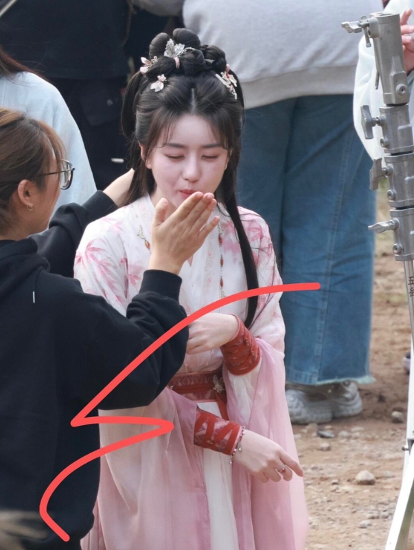 李凯馨敢如此“糊”作非为，
和她强大的背景分不开，我去查了一下，
她老妈是新加坡