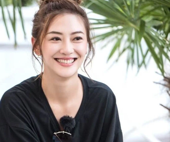 一次过年，应采儿给每个观察员的小孩都发了红包，大家也很有礼貌地回送了红包给应采儿