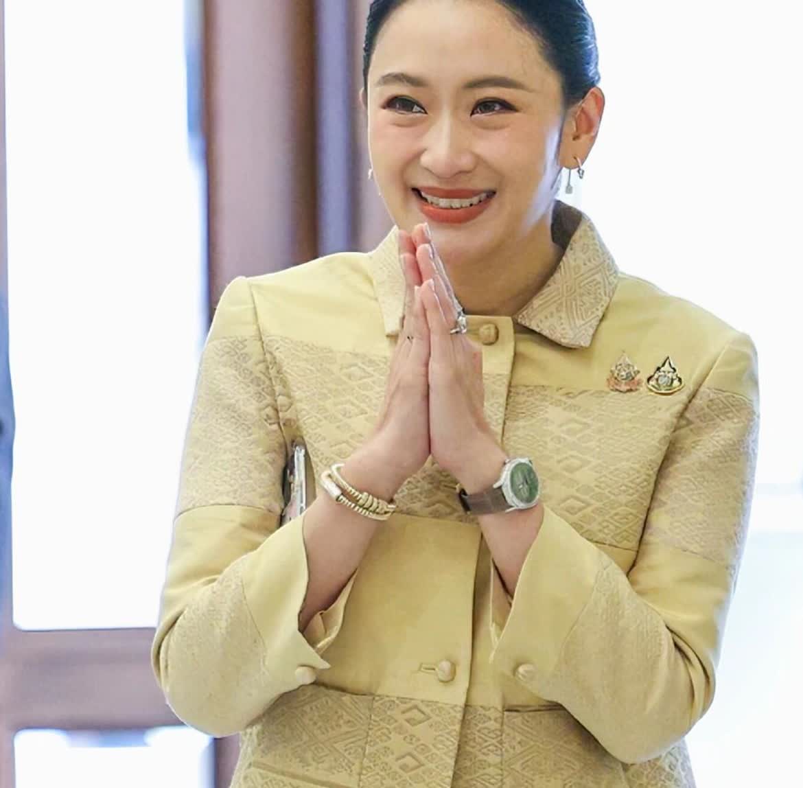 自从佩通坦在洪森那吃了瘪后，
本以为她会受到影响，

没想到她却给洪森狠狠