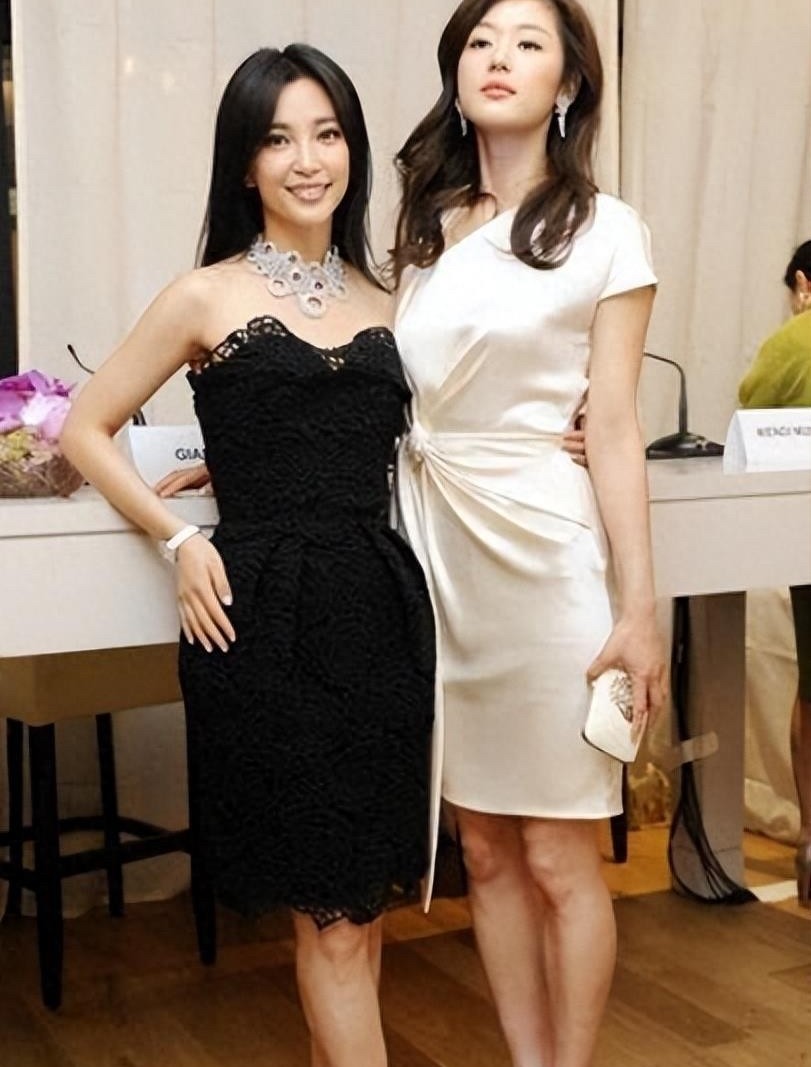 大气这一块，
还得是我们中国女人。

某次活动全智贤和李冰冰合照，尽管全智贤