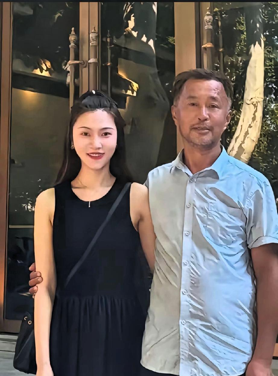 今天是七夕节
   也不知今年沈巍先生会不会像往年一样，
和晓晓在一起在公园里，