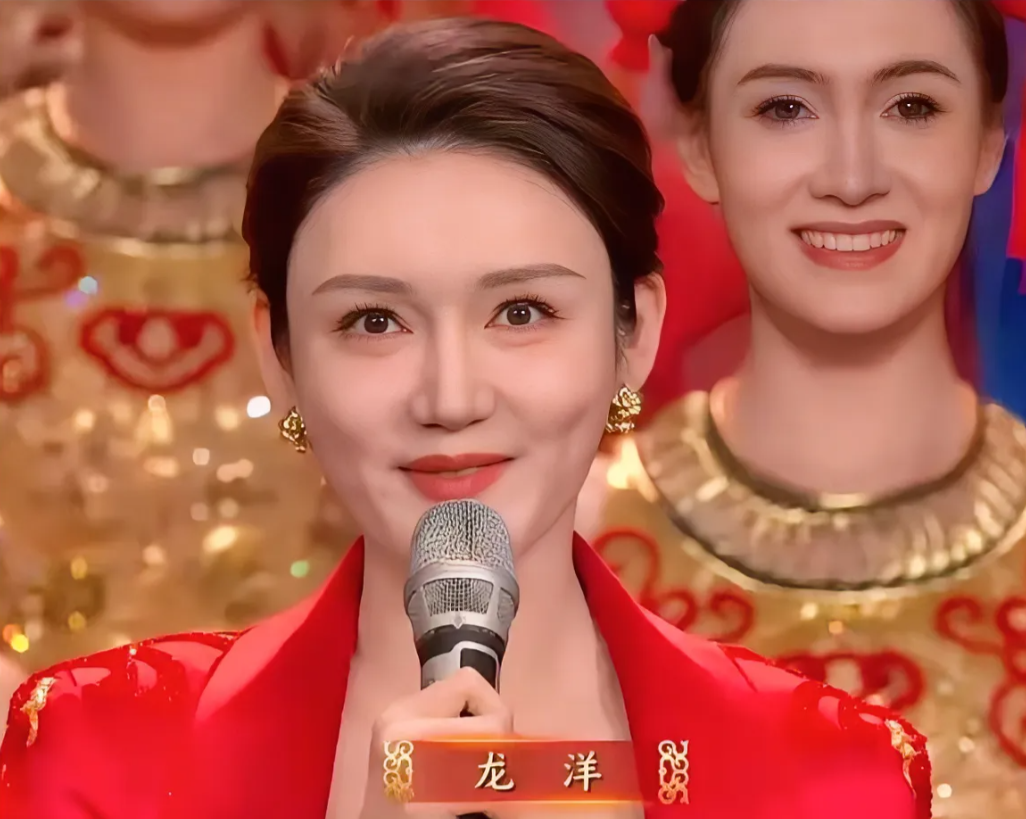 龙洋好美啊！却被后面的伴舞吸引了眼球，长得比龙洋还美，有点像章子怡的感觉，你们看
