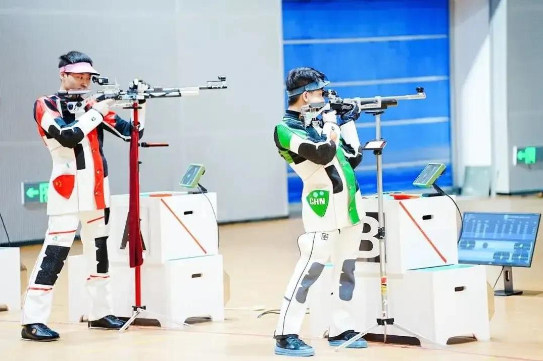 第十六届射击亚锦赛男子10米气步枪决赛，中国队19岁小将陆定克在个人赛中以249