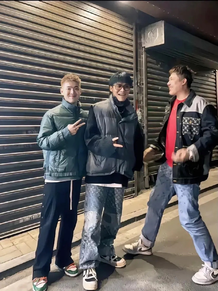 三只羊到底倒没倒闭？听说旗下主播抖音还在直播，有知道的吗？

