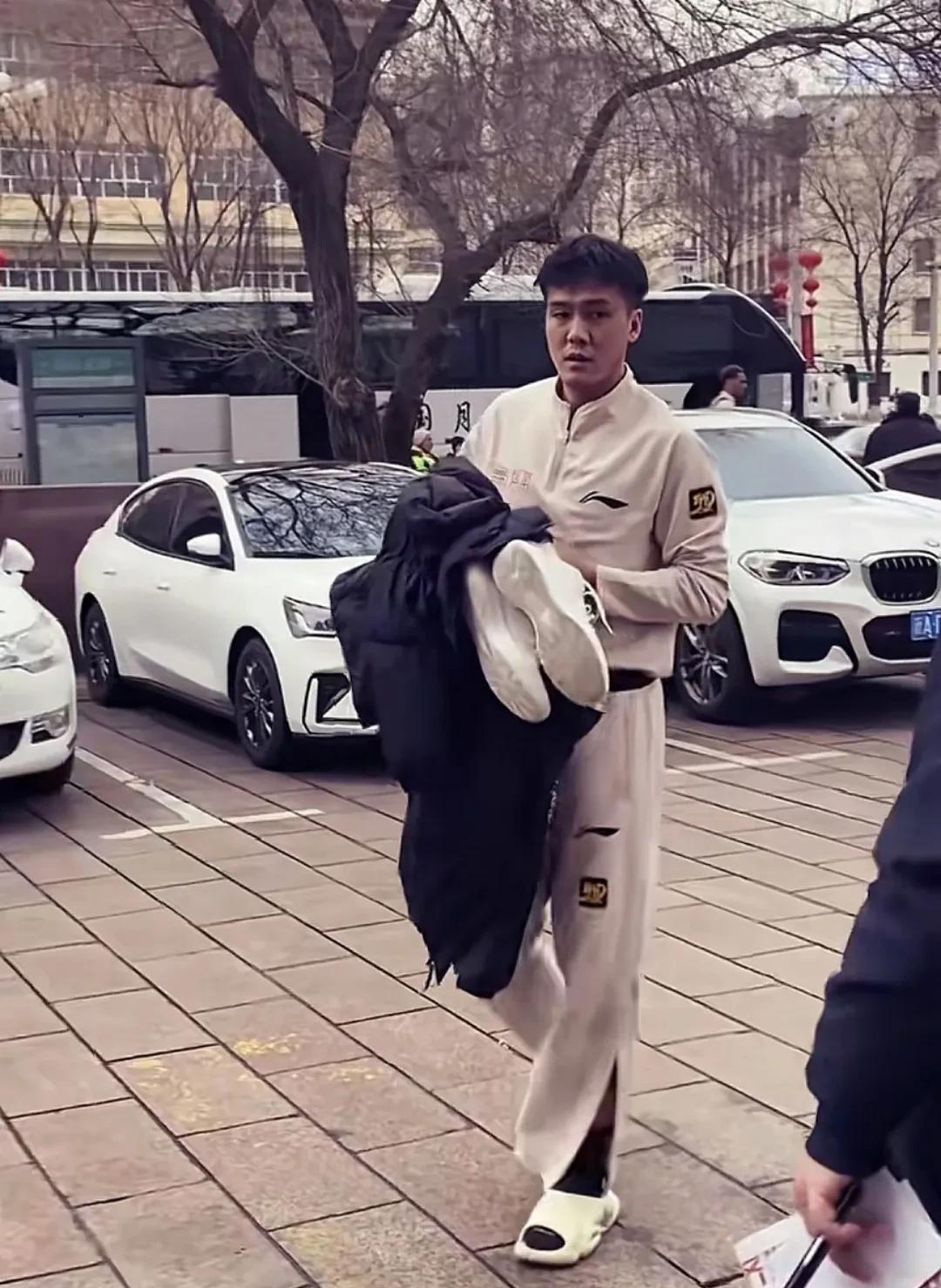 结束赛前训练，黄荣奇回到酒店！
今日中午接近12点，广东队结束赛前训练，乘大巴回