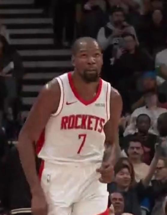 又是一场虐菜的比赛呀！！！
火箭轻轻松松26分大胜国王，三巨头得分都上20+！！