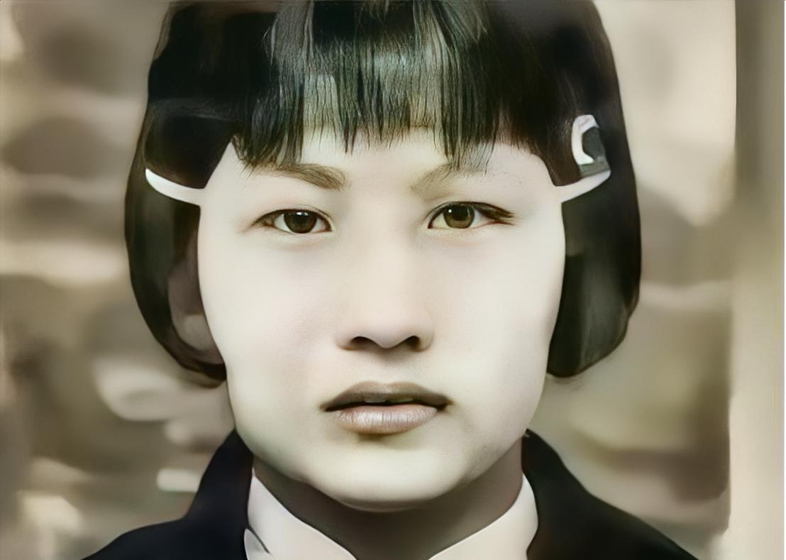 1940年的青岛，是一座被重重迷雾笼罩的城市，冬季的海风夹杂着咸腥与肃杀，仿佛连