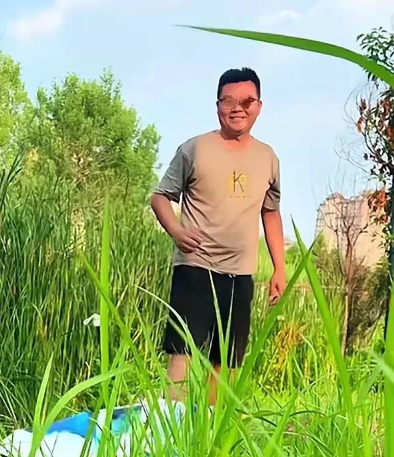 亲妈那里被一群野狗围着疯狂，作为儿子的他笑了，真的笑的很开心。
昨天儿静静又发视