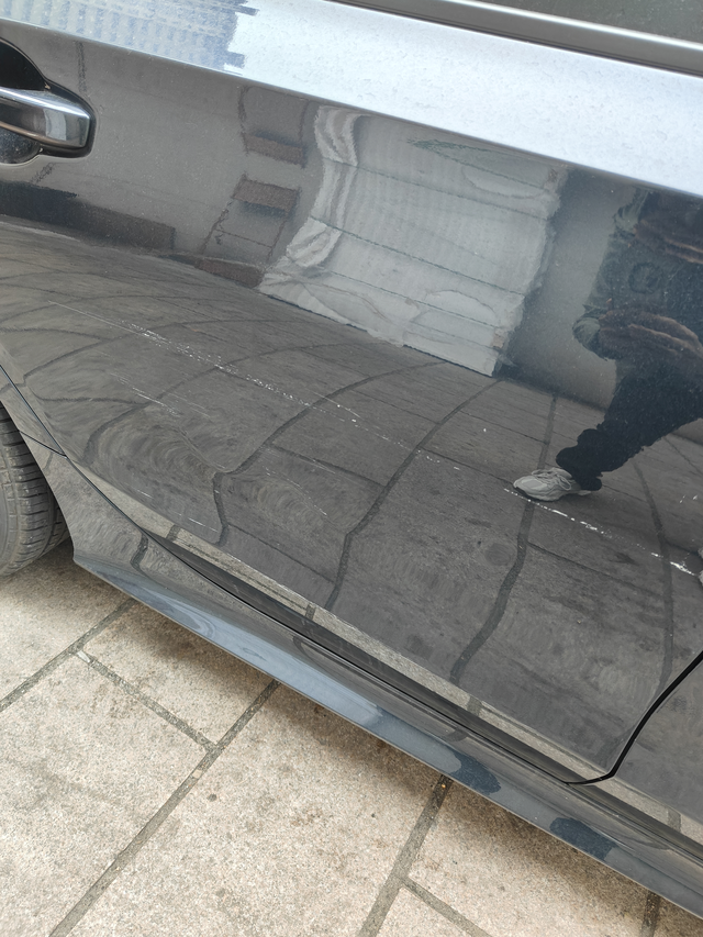 刮墙了怎么修
各位大哥，车门刮墙了，这个怎么办，是抛光还是喷漆