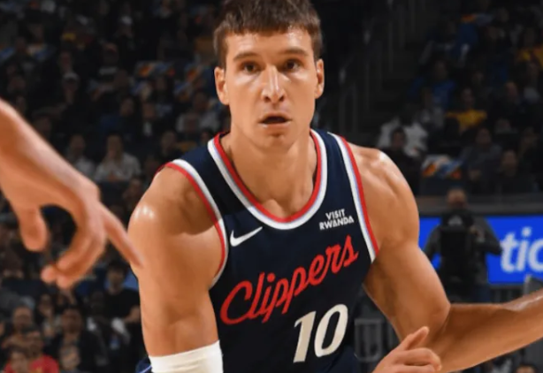 NBA常规赛，快船后卫波格丹-波格丹诺维奇本赛季至今状态不佳，目前他仅出战过2场