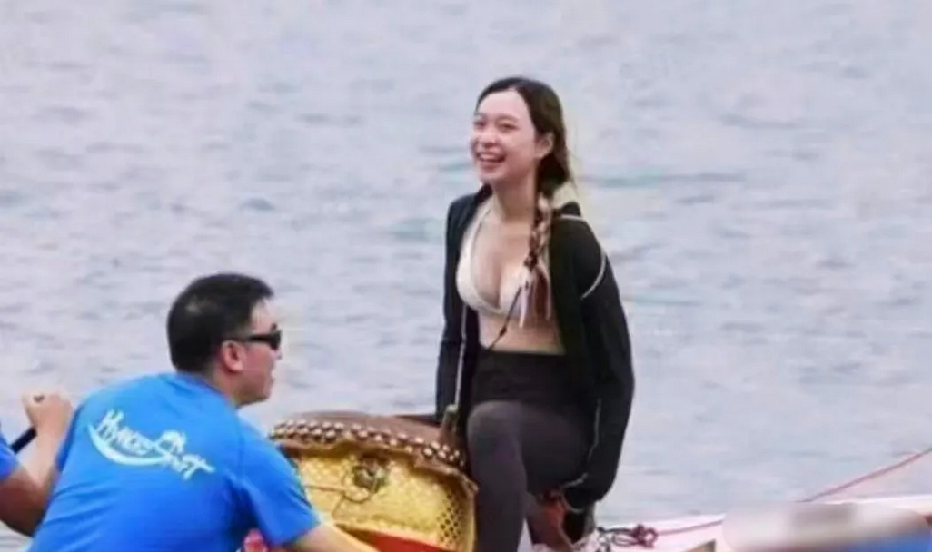 开始蹭龙舟的热度了，这个节日项目我看要毁。不是我封建迷信，女人坐龙头，这种穿搭是