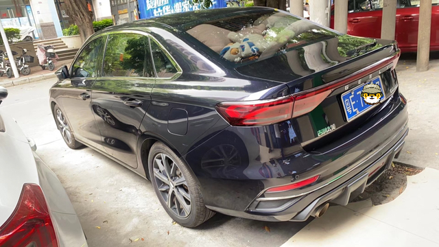 被追尾不止两次
之前被追尾过一次轻度，后扰流护板被装断了一点，隔了一年没处理，远